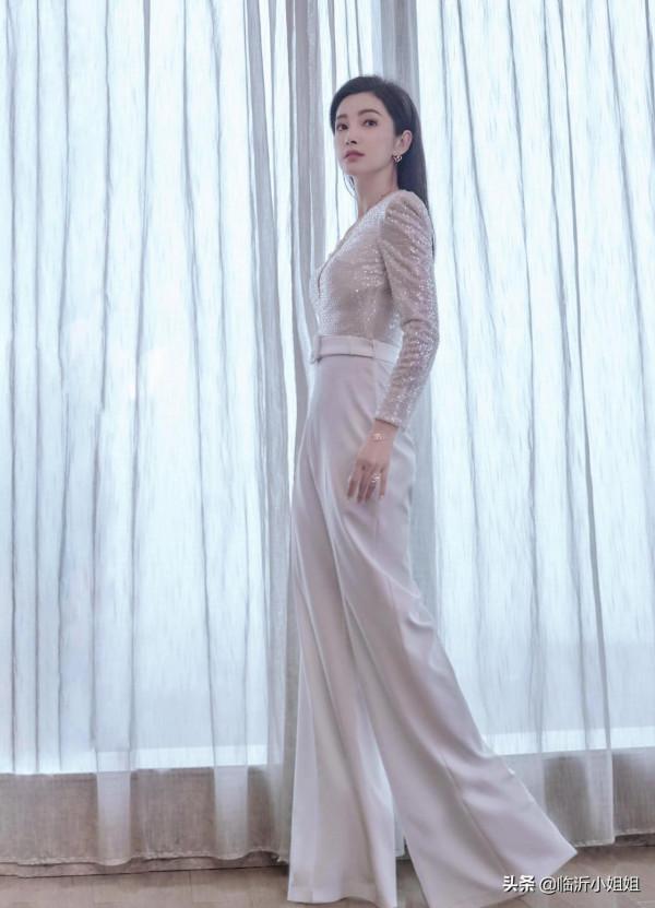 李冰冰，個性直爽的獨立女性，青春不再但依舊風采，很迷人
