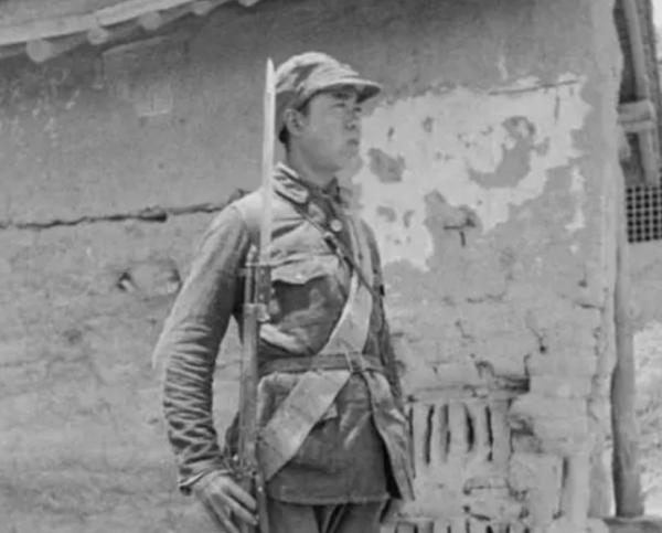 兒子撒謊說去當鐵匠，當兵20多年成司令，回家母親給了他一巴掌