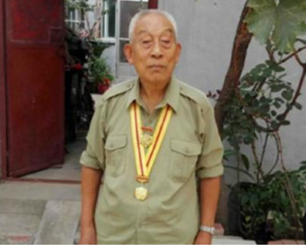 96歲老漢持雙槍，工作人員去收繳，得知槍支來處後不知如何是好