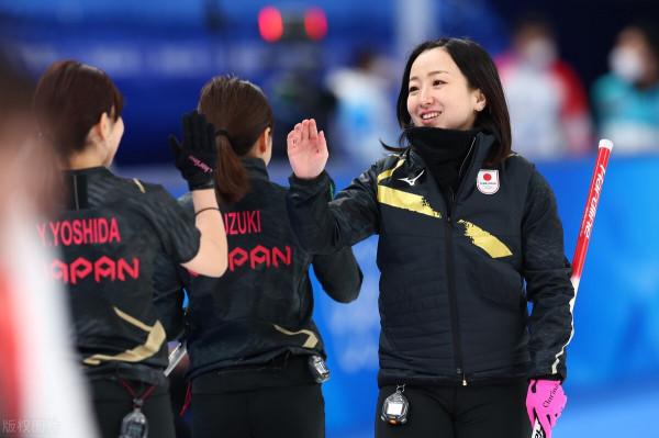 冰壺女團瑞典隊險勝加拿大，日本隊最後一擲雙飛拿3分實現絕殺