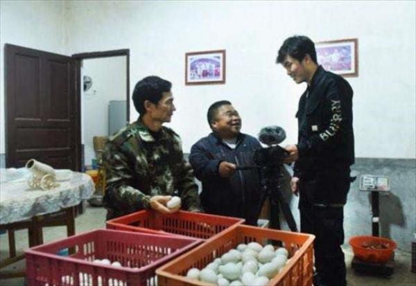 他身高1米2,結婚後幫2個弟弟娶媳婦,今一家10口住別墅不分家 他身高1米2,結婚後幫2個弟弟娶媳婦,今一家10口住別墅不分家