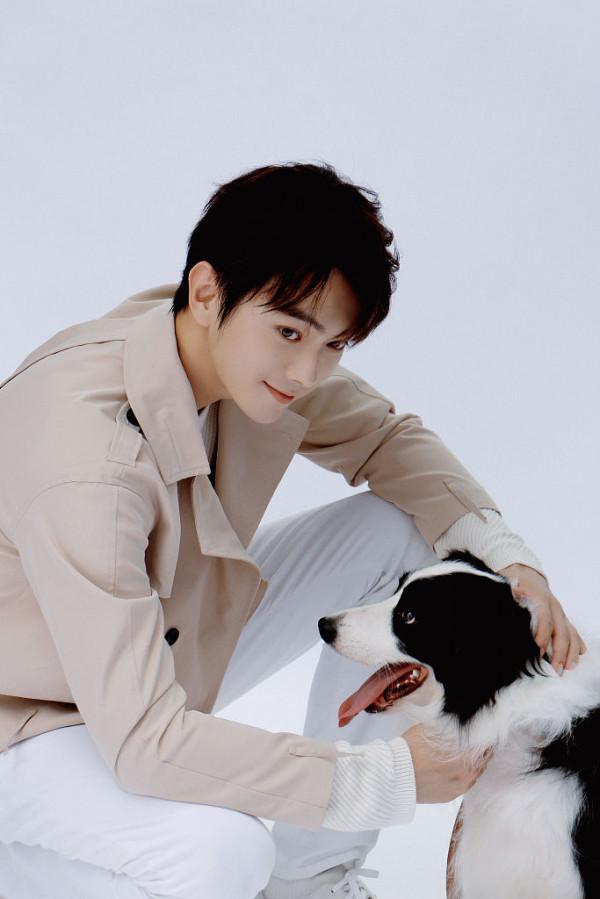 許凱穿淺色風衣氣質溫潤如玉 與小狗玩耍溫柔臉龐帥氣養眼