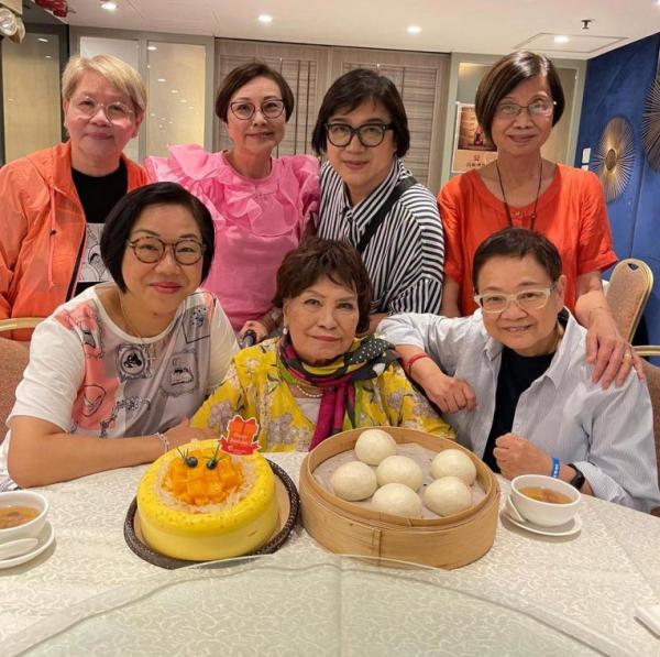 84歲餘慕蓮與好友聚餐，被乳鴿嗆得滿臉通紅，靠標靶藥維持健康