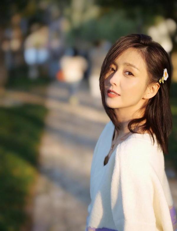 佟麗婭38歲也少女，穿拼色寬鬆毛衣，剪清爽飄逸的齊肩短髮