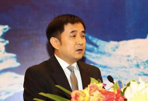 王永紅：公司破產絲毫不慌，套61億攜女明星出逃，親爹去世都不回