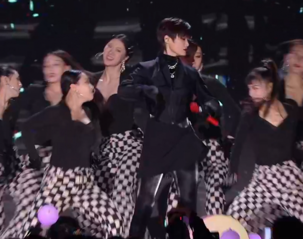 眾星年貨晚會：鞠婧禕半永久搶鏡，張韶涵髮型失敗，言承旭疲倦