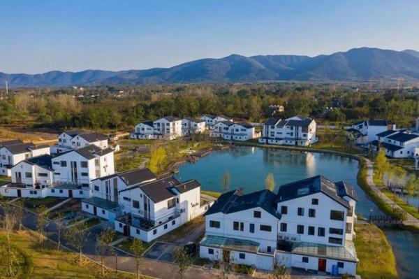 無錫第一大縣級市，總面積約2000平方千米，經濟發達景點多