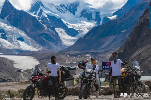 摩旅西藏的路上，我們闖入西藏小學，幹了件麼麼噠的事