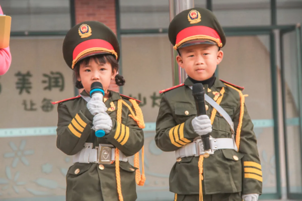 「美心·成長」小小的儀式 大大的情懷——綠苑幼兒園升旗儀式