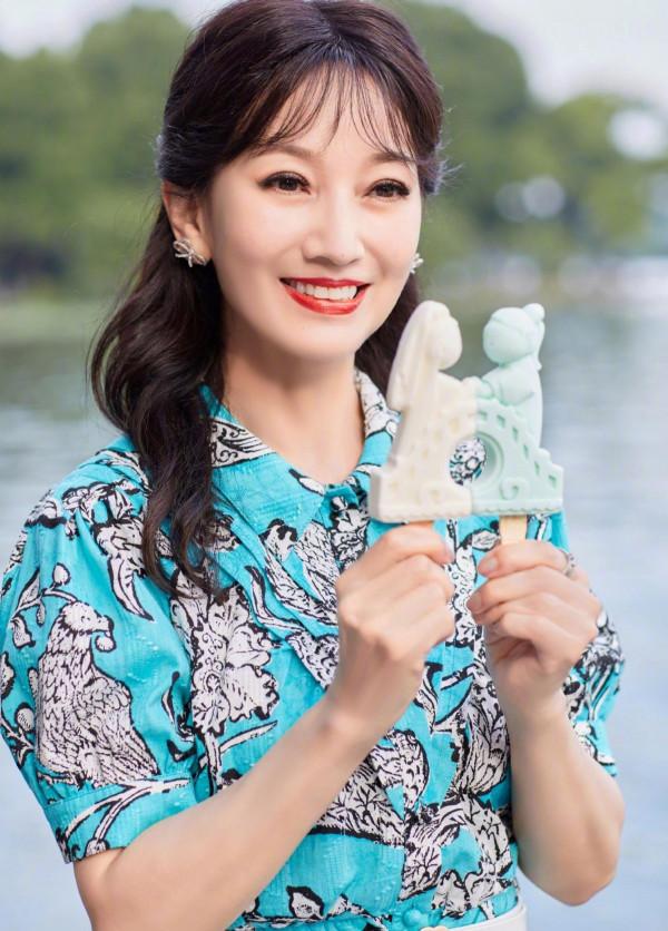 66歲趙雅芝的髮型真好看！空氣劉海時尚減齡，配棕色髮色優雅大氣