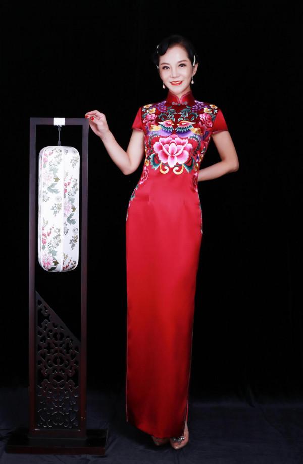 一襲耀眼奪目的中國紅旗袍，盡顯東方氣韻