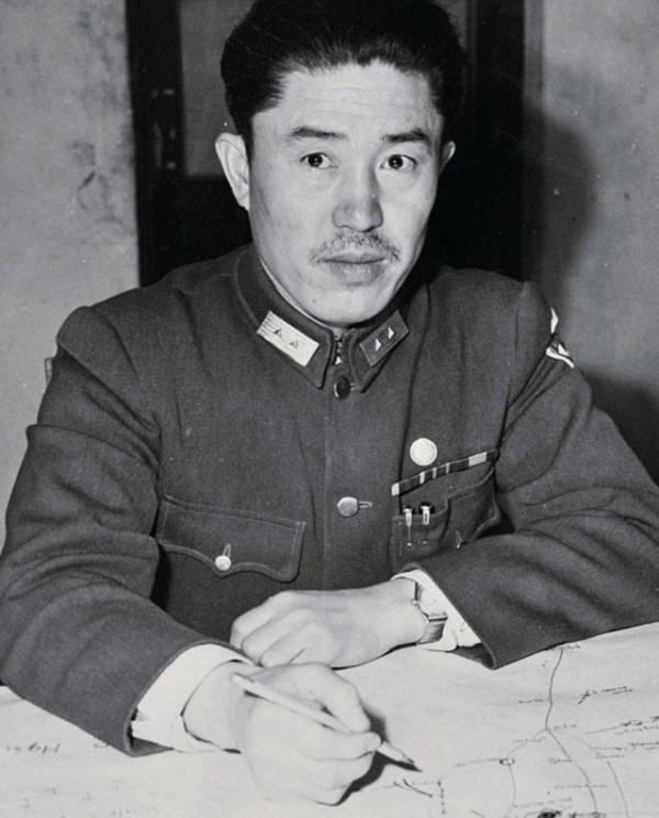 一名國軍闖入解放區，對我軍戰士說：快向首長報告，我是代號902