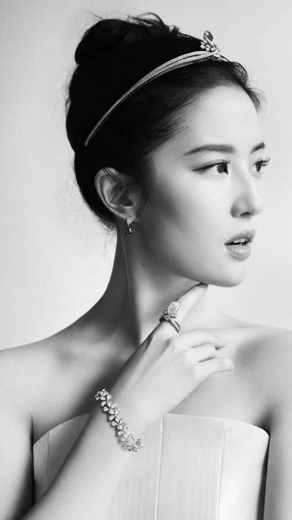 劉亦菲同框黃曉明,黑色西裝搭配,完全看不出31歲了 劉亦菲同框黃曉明,黑色西裝搭配,完全看不出31歲了