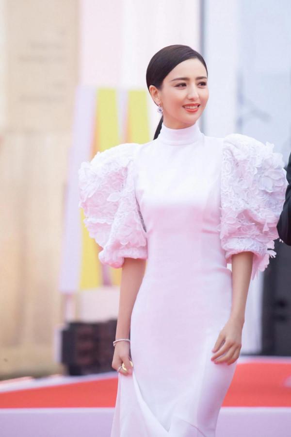 佟麗婭，膚白貌美，優雅綻放