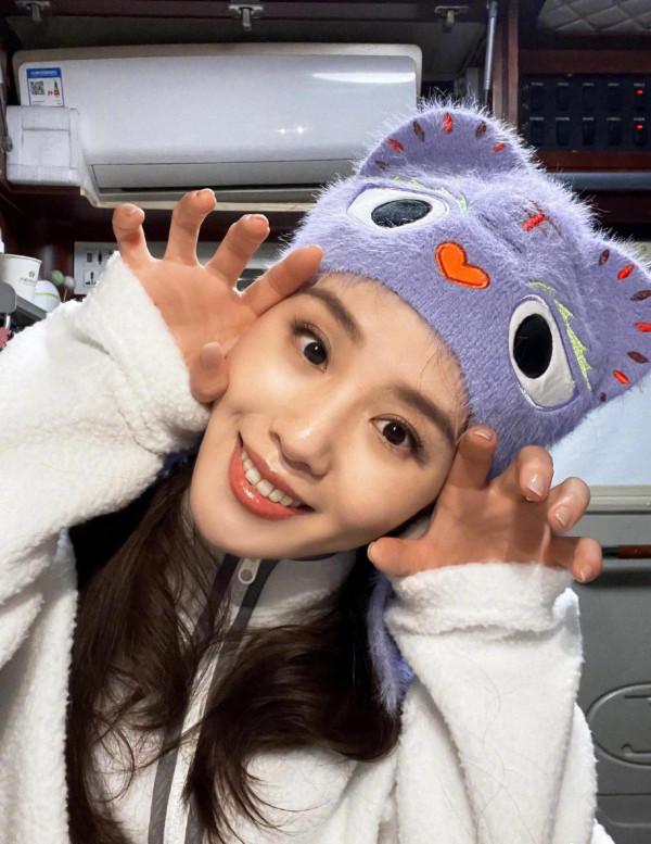 劉詩詩戴小虎帽化身小萌虎迎新年
