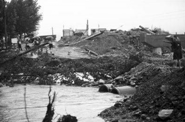 當火車開過來時，人躺在鐵軌中間能活命嗎？解開大家多年的疑惑