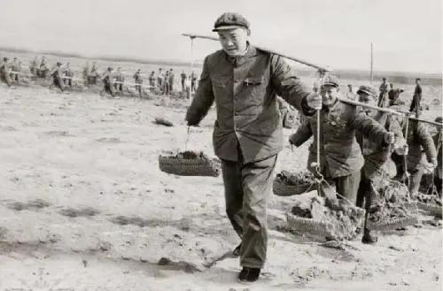 省革委會主任黎原在公交車上遭遇售票員惡劣對待，將軍說：開除你