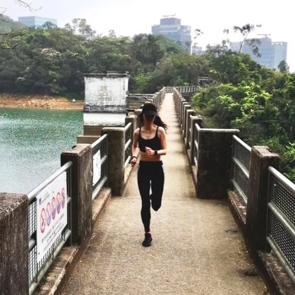 42歲呂麗君約型男做瑜伽,高難度動作看呆網友,這實力是什麼水平 42歲呂麗君約型男做瑜伽,高難度動作看呆網友,這實力是什麼水平