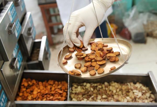 更年期潮熱出汗,心煩失眠?中醫1個方子,補肝腎健脾胃,助睡眠 更年期潮熱出汗,心煩失眠?中醫1個方子,補肝腎健脾胃,助睡眠