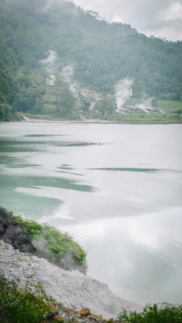 印尼有個湖泊會冒煙，時不時飄來臭雞蛋味，旁邊居然建起了咖啡廳