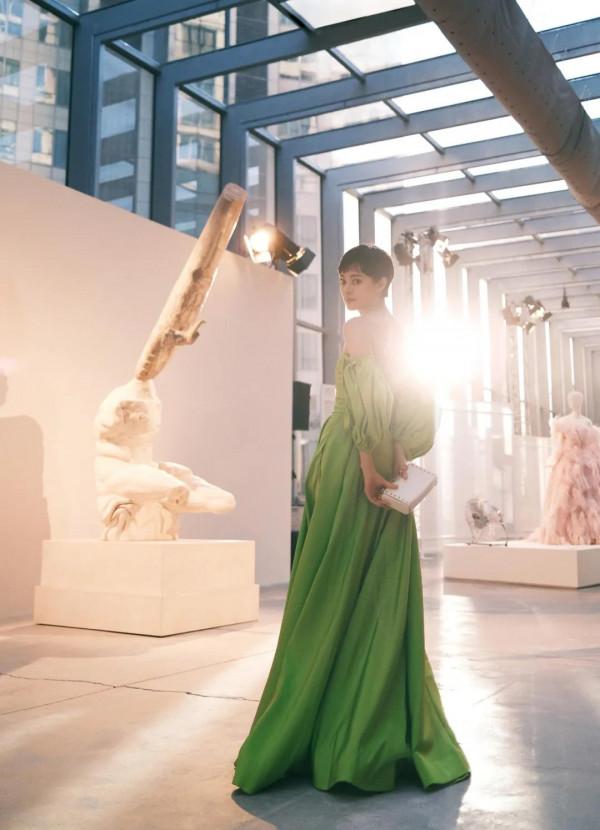 ​是我瘋了還是關曉彤真的變時髦了？