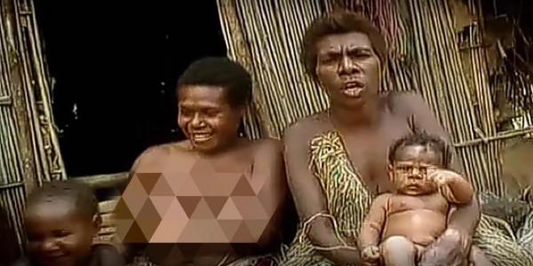 酋長向母子道別，小孩的眼睛大大的看著他