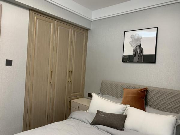 86㎡輕奢風：入牆式的衣櫃將有限的空間達到最大化的利用