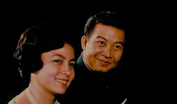 1973年,西哈努克見到喬森潘就像見到失散的兒子一樣欣喜若狂 1973年,西哈努克見到喬森潘就像見到失散的兒子一樣欣喜若狂