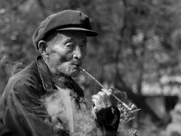 民間故事：農戶下地幹活，妻子打傷了一條蛇，三叔說，要道歉三年