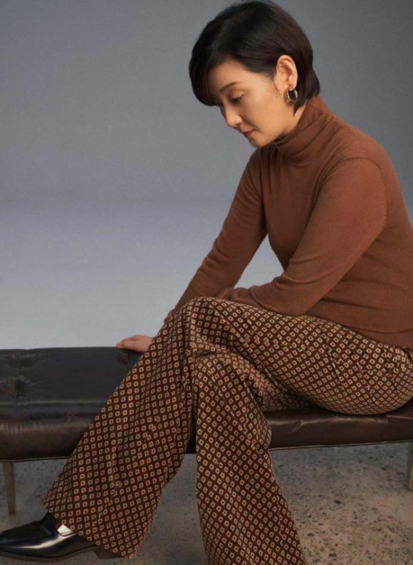 徐帆穿米咖色系的服裝演繹秋日時尚，溫暖溫柔，50+穿上氣質真好