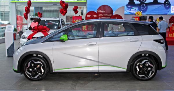 外觀嬌小、短途出行夠用,這兩款小型車適合上下班通勤 外觀嬌小、短途出行夠用,這兩款小型車適合上下班通勤