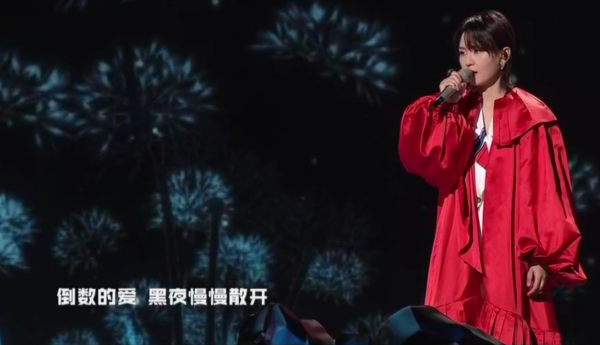 “南北”雙臺跨年：唐嫣美豔、王鷗搶鏡，楊冪眼妝像“發光眼屎”