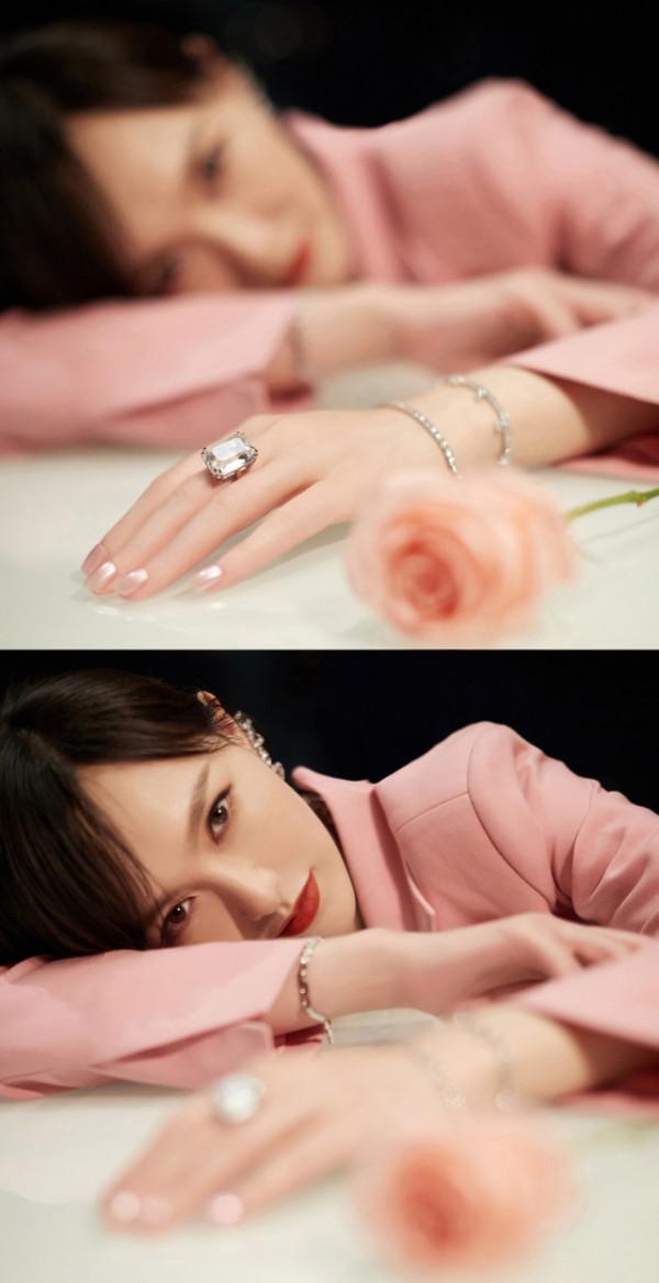 唐嫣看秀造型徹底封神!穿粉西裝盡顯央視範,塗烈焰紅唇才真開掛 唐嫣看秀造型徹底封神!穿粉西裝盡顯央視範,塗烈焰紅唇才真開掛