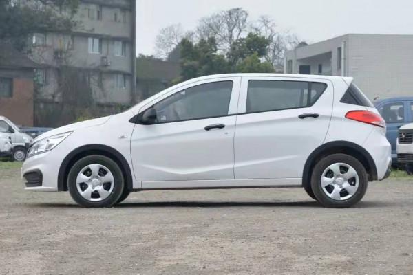 寶駿310：搭載1.2L+5擋手動變速箱，外觀大氣，適合家用代步