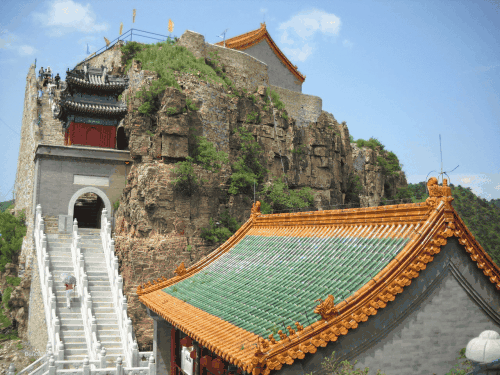 因山頂形似古代女孩頭上的丫髻，故名丫髻山