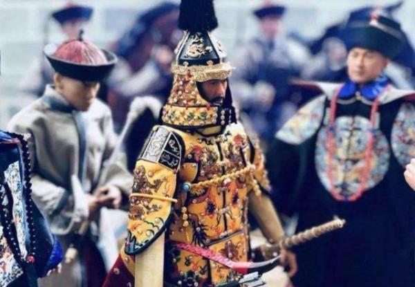 清朝落魄貴族在街邊買燒餅，咬了第一口才知道，僕人騙了他20年