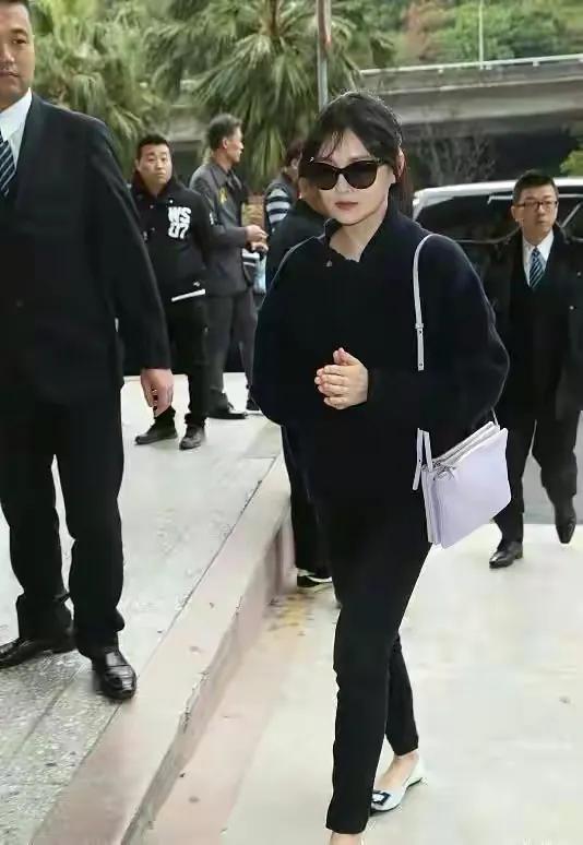 大s罕露面！穿黑衣戴墨鏡雙手合十表情嚴肅，換新發型嫩出新高度