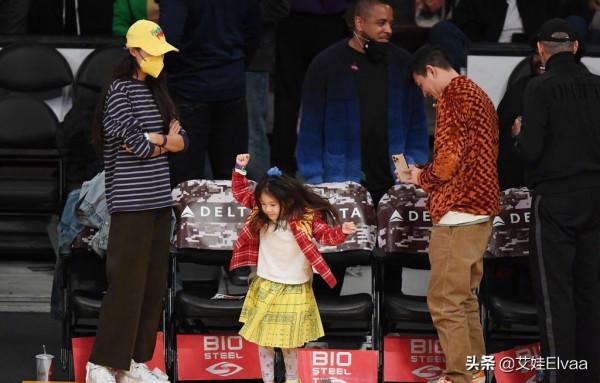 陳冠希看NBA成女兒奴!穿中國結外套給女兒拍照,老婆當甩手掌櫃 陳冠希看NBA成女兒奴!穿中國結外套給女兒拍照,老婆當甩手掌櫃