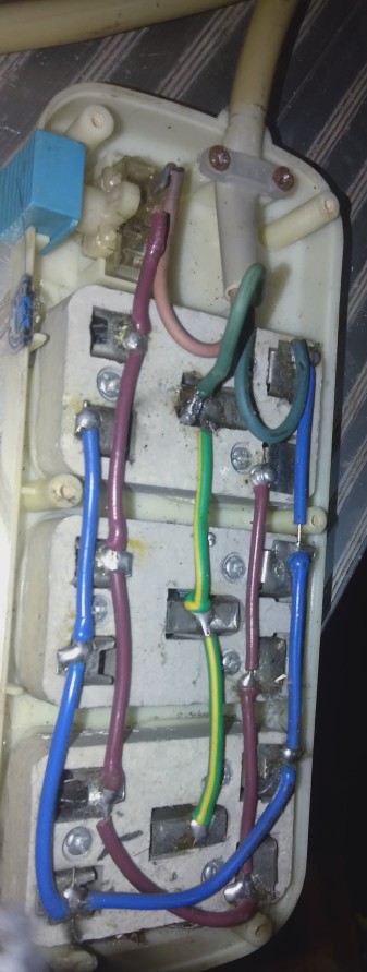 帶線帶開關移動插座的內部構造（帶一個紅色指示燈，二）