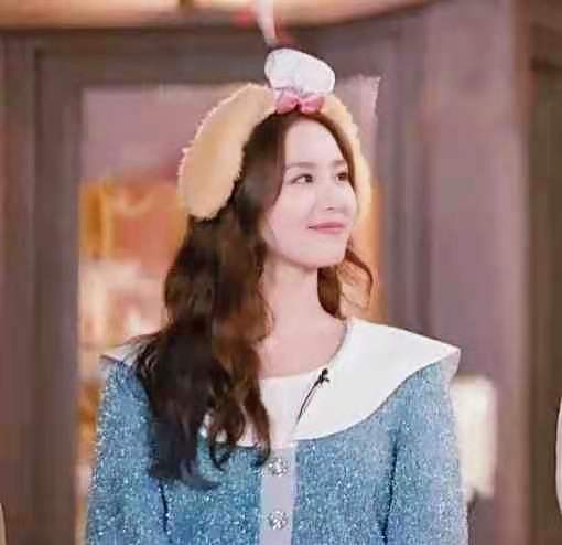 劉詩詩美成迪士尼公主！雪夜露天鵝頸不怕凍，卻被玲娜貝兒搶風頭