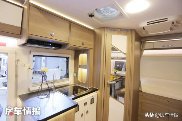 適合一家5口的大空間房車，3.0T動力足，自帶10度電出門玩挺安心