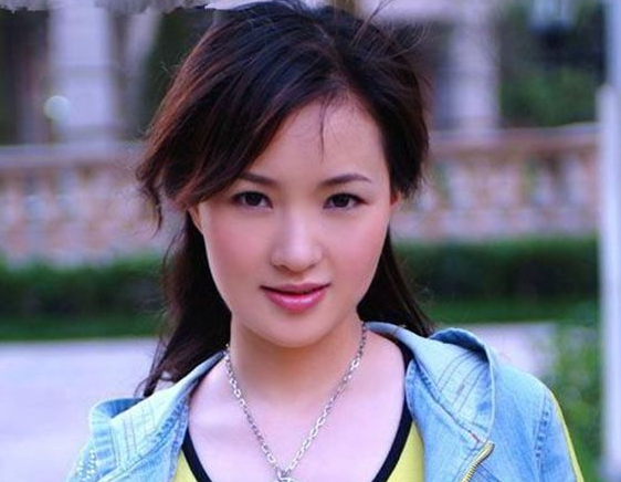 軍旅歌唱家雷佳：連登春晚舞臺12次，身家上億，丈夫身份不一般