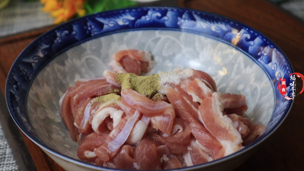 小酥肉到底是用麵粉還是澱粉？教你懶人方法，個個金黃酥脆，特香