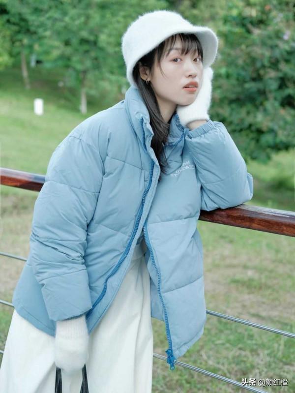 冬天穿搭沒思路？試試“白+藍”，溫柔減齡不挑膚色，誰穿都好看