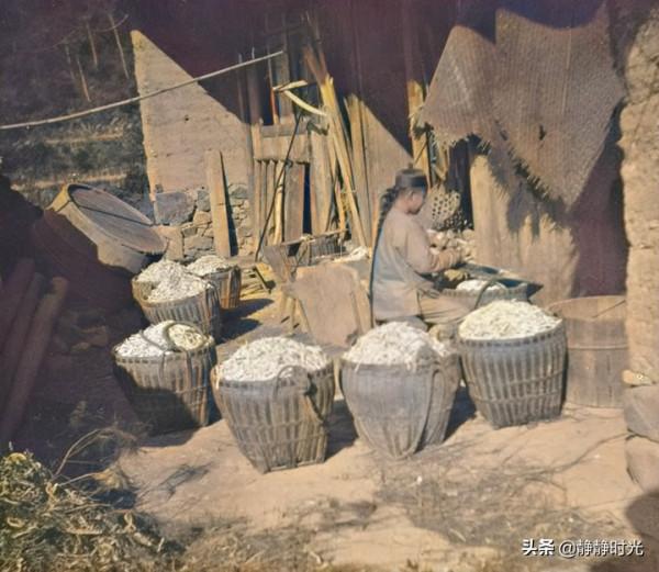 晚清老照片:老農到處拾糞,孔子後代與洋人喝酒,寶劍比人還要高 晚清老照片:老農到處拾糞,孔子後代與洋人喝酒,寶劍比人還要高