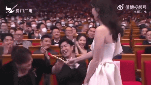 金雞閉幕紅毯比美：寧靜大膽奔放，倪妮定毯神針，關曉彤扳回一城