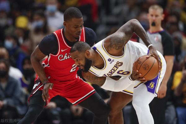 兩戰少21個進攻籃板,湖人想贏球,霍華德急需迴歸!沒濃眉真不行 兩戰少21個進攻籃板,湖人想贏球,霍華德急需迴歸!沒濃眉真不行