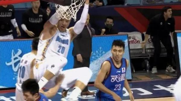 翟小川飛踹孟子凱細節曝光：踢人前眼神偷瞄，100%惡意傷人動作