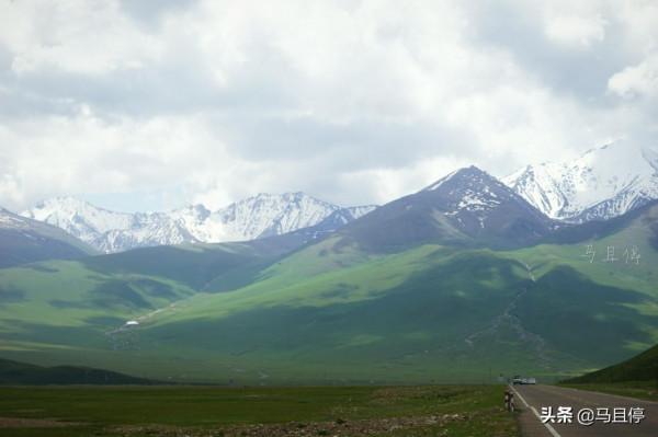 新疆每年僅開放半年的公路，短暫而又驚豔，沿途500公里皆是美景