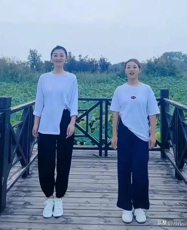 大衣哥兒媳曬旗袍照，被贊嬌豔動人，引發網友圍觀